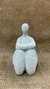 Escultura Sentada Mulher em Polirresina - comprar online