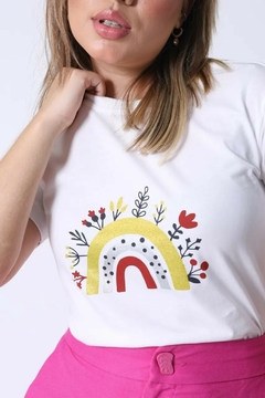 T-Shirt Estampa Rosas e Arco Irís Cor Off