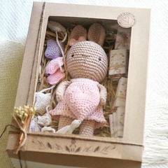 Box muñeco de apego de crochet con chocolatines y regalos personalizados