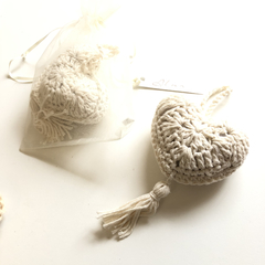 Corazones de crochet en bolsita de organza por encargo (10u) - comprar online