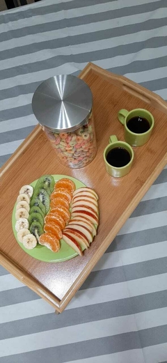 Bandeja de bambú con frutas frescas cortadas y dos tazas de café