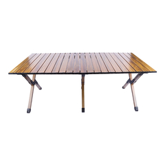 Mesa de camping enrollable de aluminio KUSHIRO con superficie de madera, ideal para actividades al aire libre.