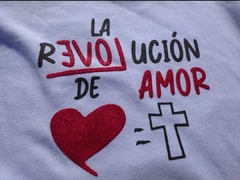 REMERA MUJER "REVOLUCIÓN DE AMOR ". en internet