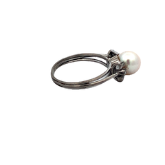 Platinum-natural cultured pearl and brilliant ring on internet