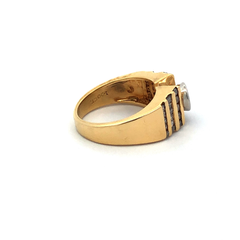 Exclusive ring signed 18 kt gold and diamonds - buy online