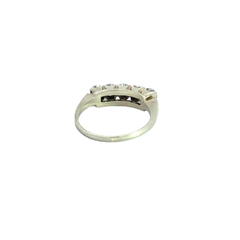 Valuable 18 kt gold band ring and diamonds on internet