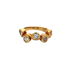 Distinguished 18 kt gold ring with diamonds