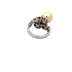 Luxurious lady's ring made of brilliant 18-carat gold and natural pearls - buy online