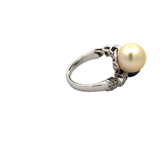 Luxurious lady's ring made of brilliant 18-carat gold and natural pearls - Joyería Alvear