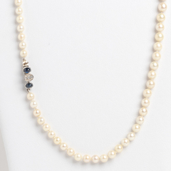 Natural pearl necklace with 18-carat shiny gold clasp and sapphires
