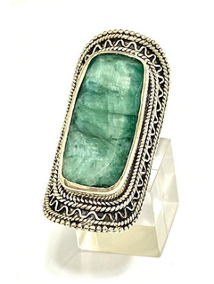 Impressive 925 silver ring with a large central emerald