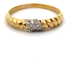 Distinguished modern brilliant 18 kt gold ring