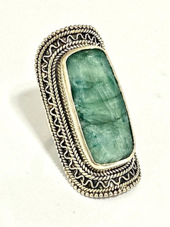 Impressive 925 silver ring with a large central emerald - buy online
