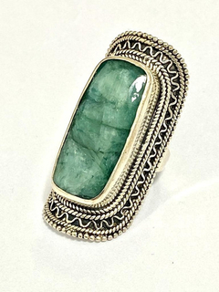 Impressive 925 silver ring with a large central emerald on internet