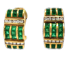 Modern 18 kt gold hoops with natural and brilliant emeralds