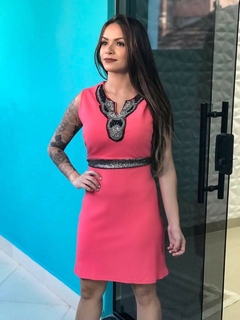 Vestido midi coral bordado