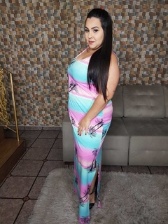 Vestido longo plus size modelo regata estampa tai dai