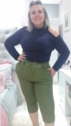 Calça feminina plus size modelo Pantacour linho