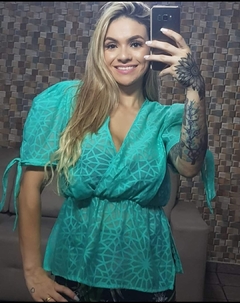 Blusa verde em tecido maquinetado