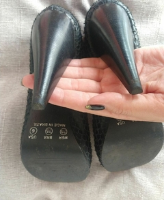 Peep toe sapato feminino preto salto alto em relevo - AT58 - Atacado Dona de Brecho