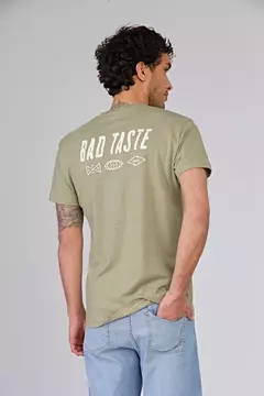 REMERA BAD TASTE VERDE MILITAR BRAVO en internet