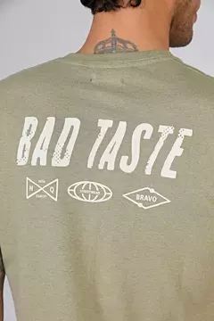 REMERA BAD TASTE VERDE MILITAR BRAVO - Maiky 1994