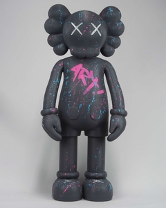 KAWS NORMAL PARADO en internet