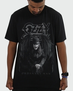 Camiseta Ozzy Ozbourne - Ordinary Man - Licenciada - TOP