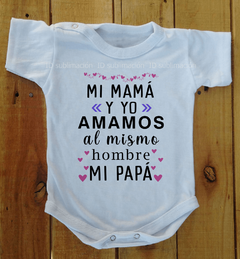 Body de bebé con frase mi mamá y yo amamos al mismo hombre