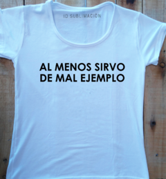 Remera de mujer frase Al menos sirvo de mal ejemplo - comprar online