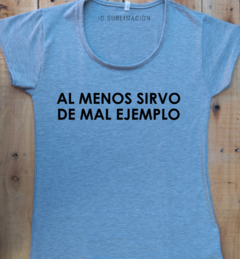 Remera de mujer frase Al menos sirvo de mal ejemplo en internet