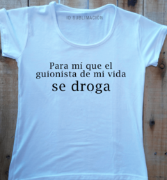 Remera de mujer frase Para mí el guionista de mi vida se droga - comprar online