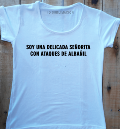 Remera de mujer frase Soy una delicada señorita en internet