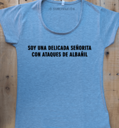 Remera de mujer frase Soy una delicada señorita en internet