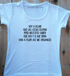 Remera de mujer con frase voy a dejar que las cosas fluyan