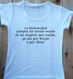 Remera de mujer con frase la humanidad en internet