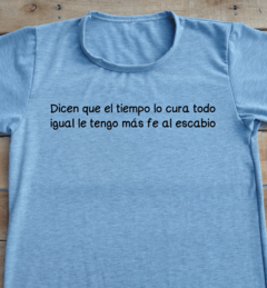 Remera unisex frase Dicen que el tiempo lo cura todo - comprar online