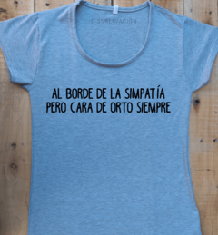 Remera de mujer con frase Al borde de la simpatía - comprar online