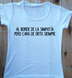 Remera de mujer con frase Al borde de la simpatía