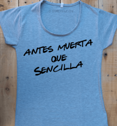 Remera de mujer con frase Antes muerta que sencilla en internet