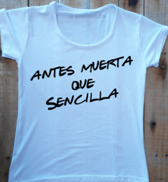 Remera de mujer con frase Antes muerta que sencilla - comprar online