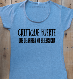 Remera de mujer con frase Critique fuerte que de arriba no se escucha - comprar online