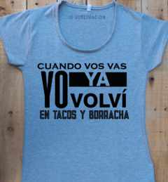 Remera de mujer con frase Cuando vos vas yo ya volví en tacos y borracha en internet