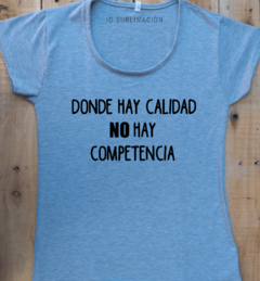 Remera de mujer con frase donde hay calidad no hay competencia en internet