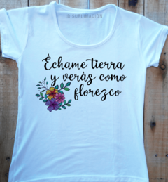 Remera de mujer con frase Echame tierra y veas como florezco - comprar online