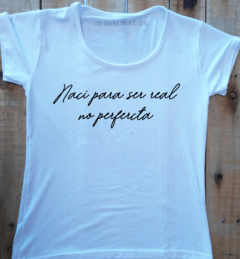 Remera de mujer con frase Nací para ser real no perfecta - comprar online