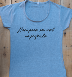 Remera de mujer con frase Nací para ser real no perfecta en internet