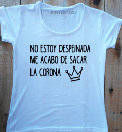 Remera de mujer con frase No estoy despeinada me acabo de sacar la corona en internet