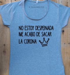 Remera de mujer con frase No estoy despeinada me acabo de sacar la corona - comprar online