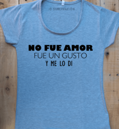 Remera de mujer con frase No fue amor fue un gusto y me lo dí en internet